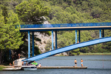_MG_7879_tytto-istuu-sillalla.jpg