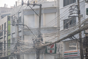 _79A3732-cables-at-7-eleven.jpg