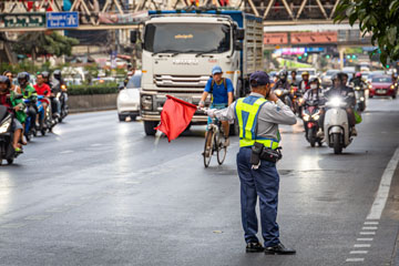 _79A4102-rama-iv-road-red-flag-man.jpg