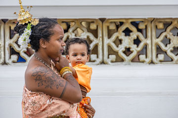 _79A4485-wat-arun-woman-and-child.jpg