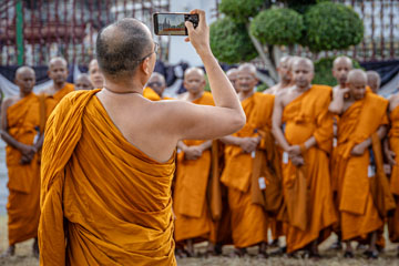_79A4569-wat-arun-monk-taking-photo.jpg