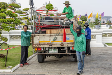 _79A4612-wat-arun-garden-workers.jpg