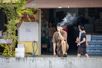 _79A4657-dude-vaping.jpg