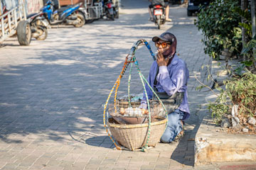 _79A4798-koh-larn-man-selling-eggs.jpg
