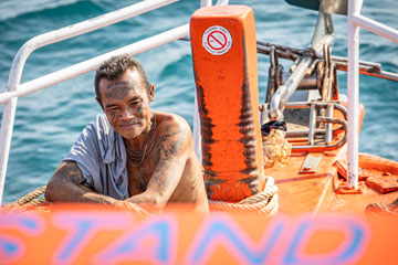 _79A5127-pattaya-crazy-dude-on-the-boat.jpg