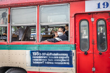 _79A5493-bus-woman-waving.jpg