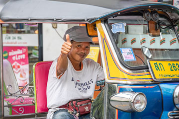 _79A5517-tuktuk-driver-thumbs-up.jpg